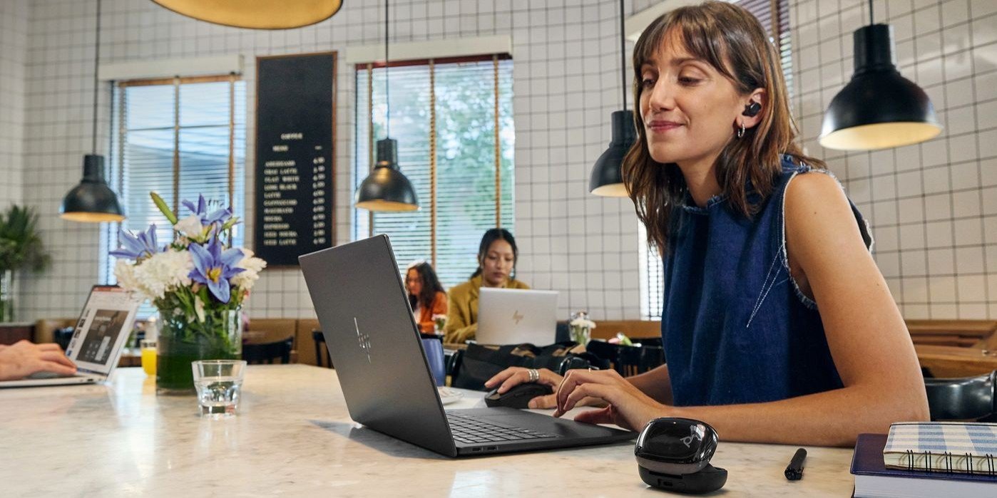 Mujer trabajando con sus audifonos HP Poly