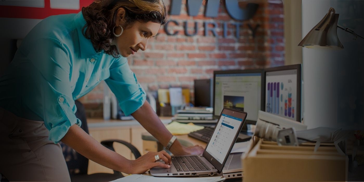 Mujer usando portátil de negocios HP con IA