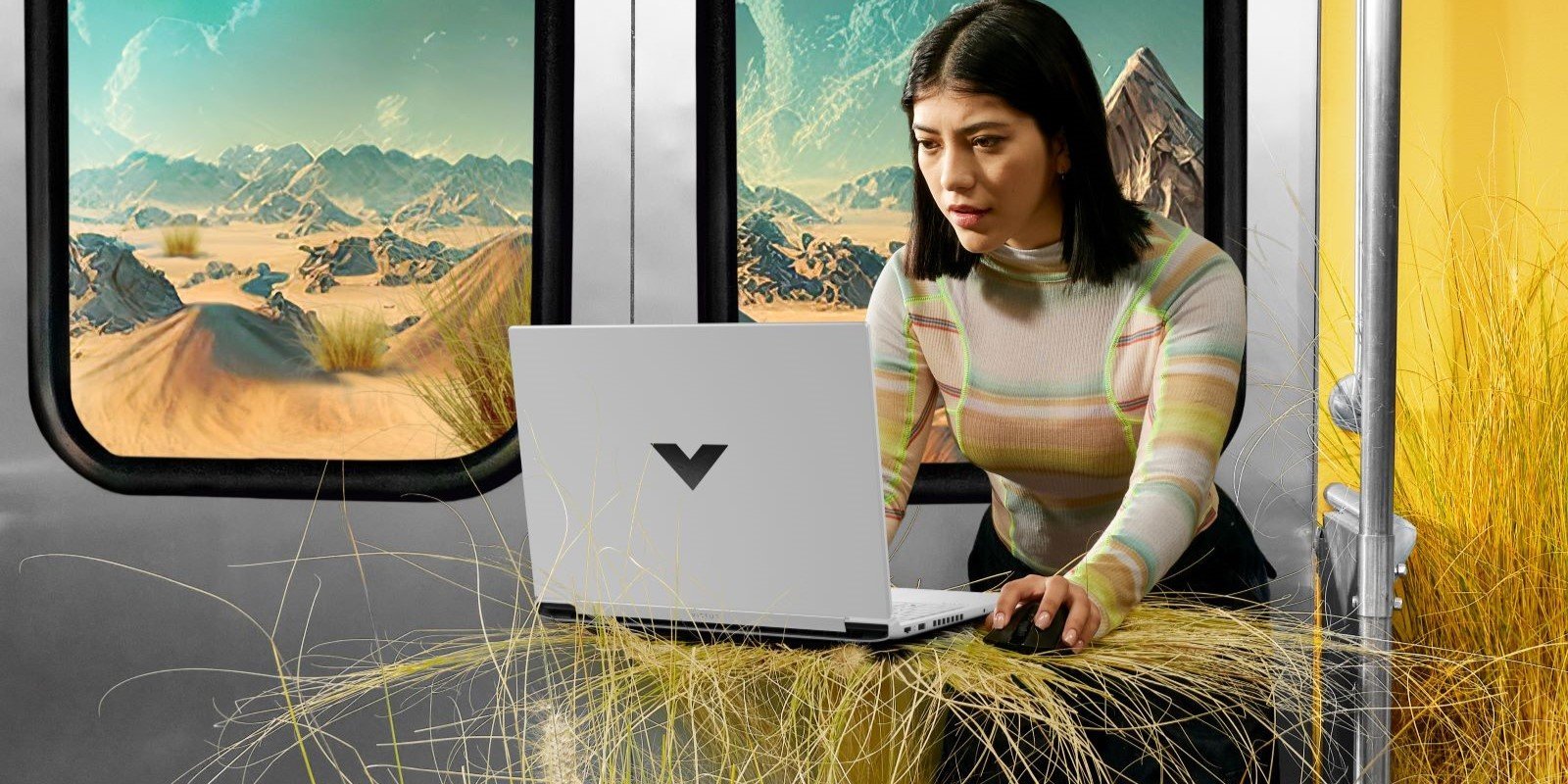 Mujer trabajando en un portátil blanco mientras viaja en un tren futurista, con un paisaje desértico visible por la ventana