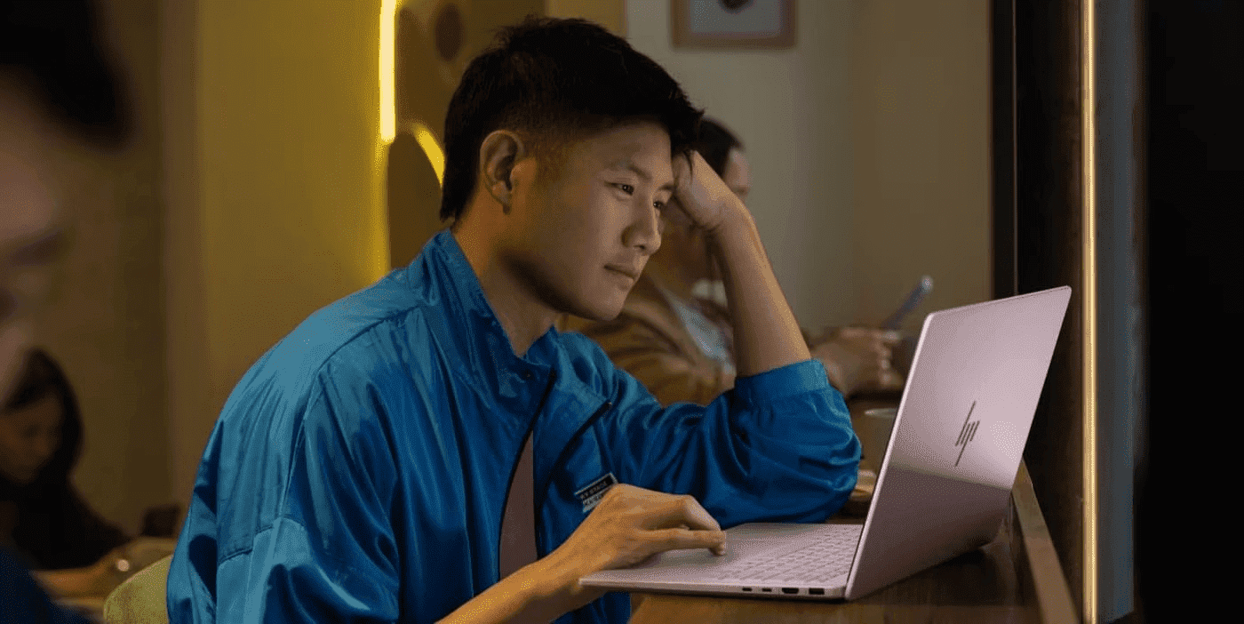 Hombre restableciendo su portátil hp de forma segura