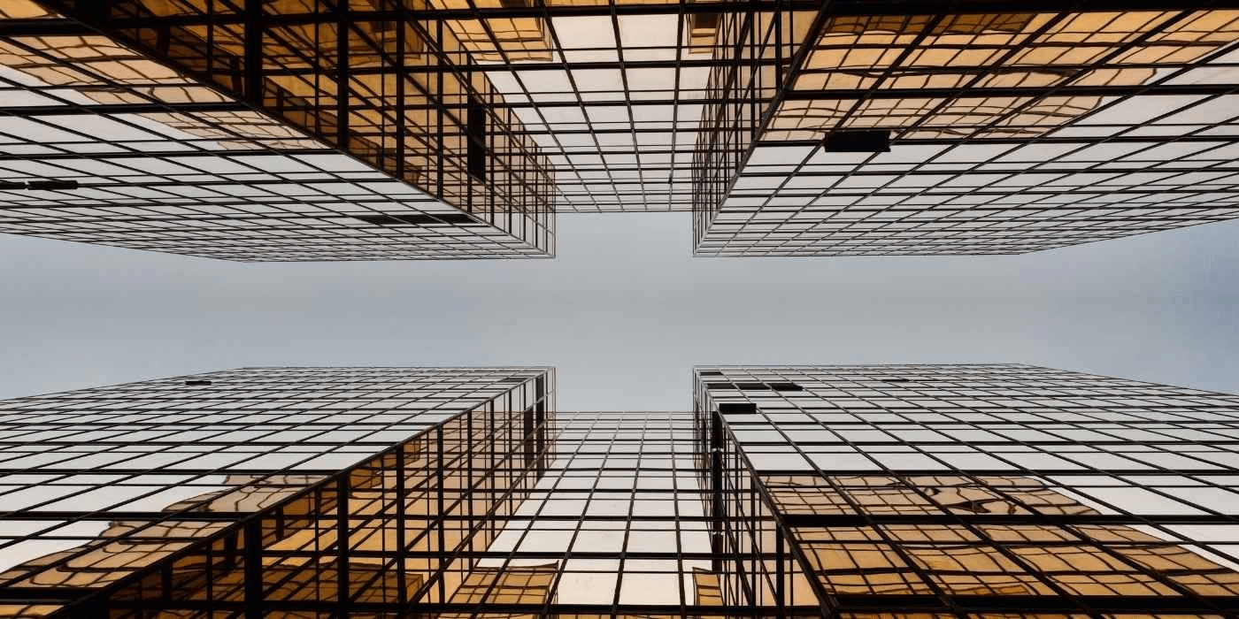Perspectiva de dos edificios idénticos vistos desde abajo hacia el cielo.