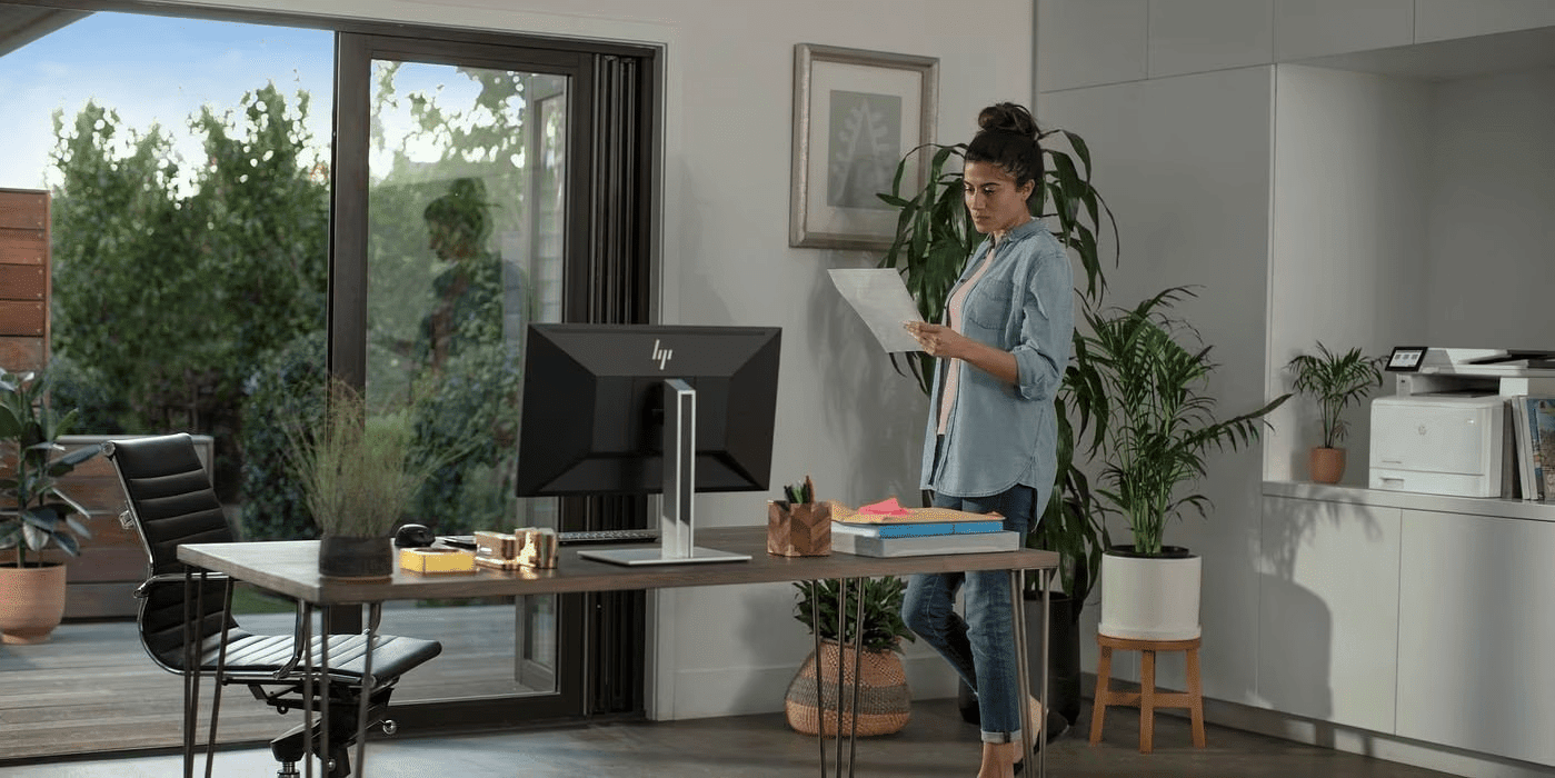 Mujer trabajando desde casa