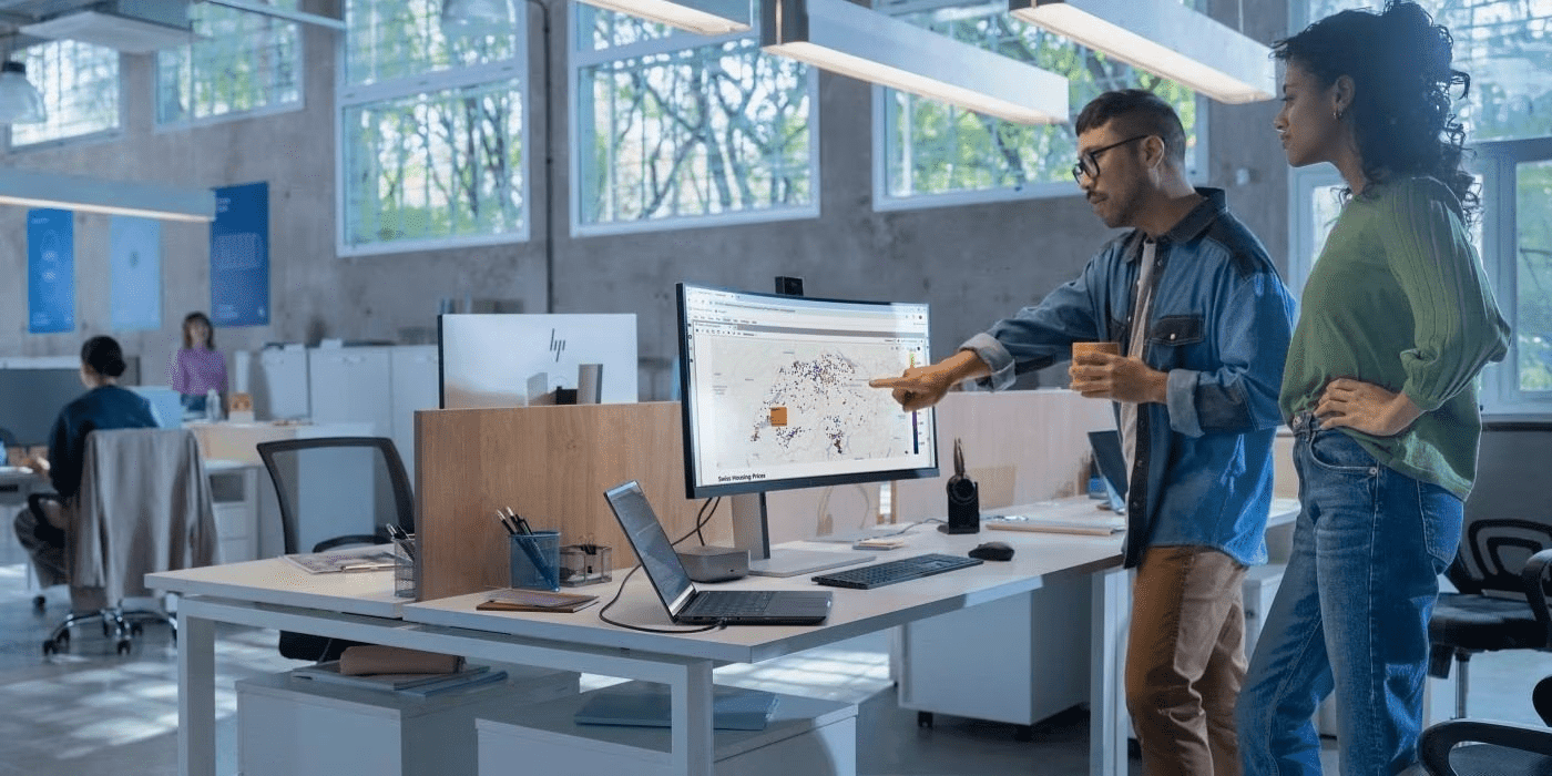 Imagen de un hombre y una mujer en un taller de arquitectura y diseño utilizando una workstation para arquitectos de HP.