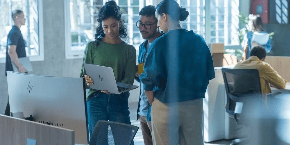 Equipo de trabajo en oficina con estaci&oacute;n de trabajo HP