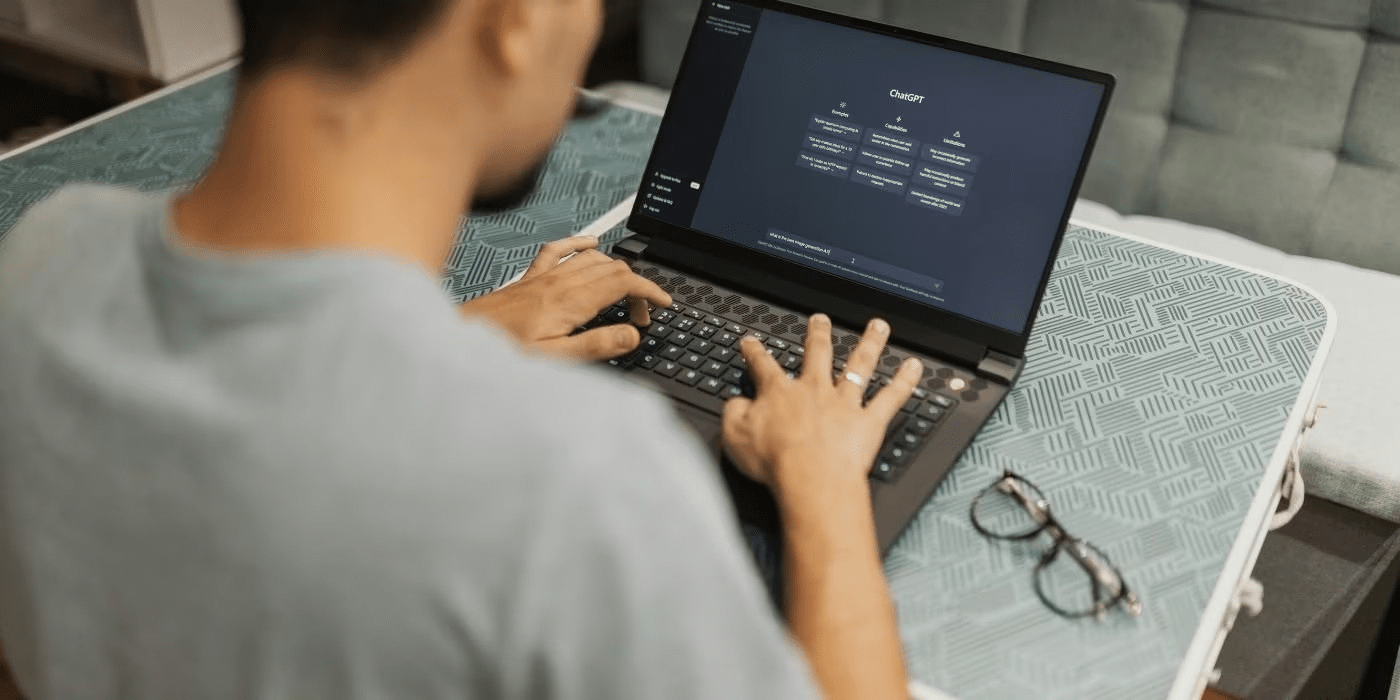 Viajero utilizando una computadora 