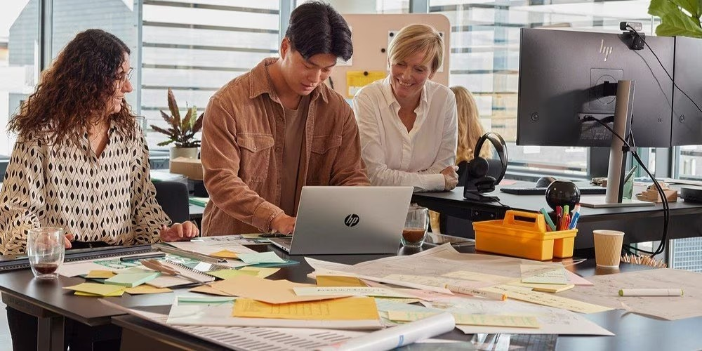Tres colaboradores utilizando una estaci&oacute;n de trabajo HP