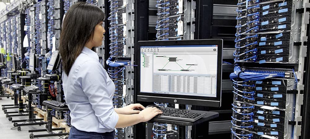 Mujer configurando los servidores para la empresa