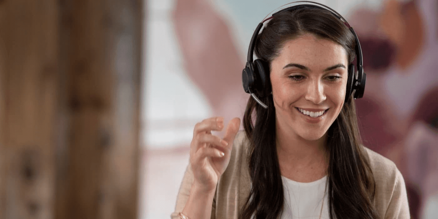 Mujer utilizando audifonos Poly Voyage